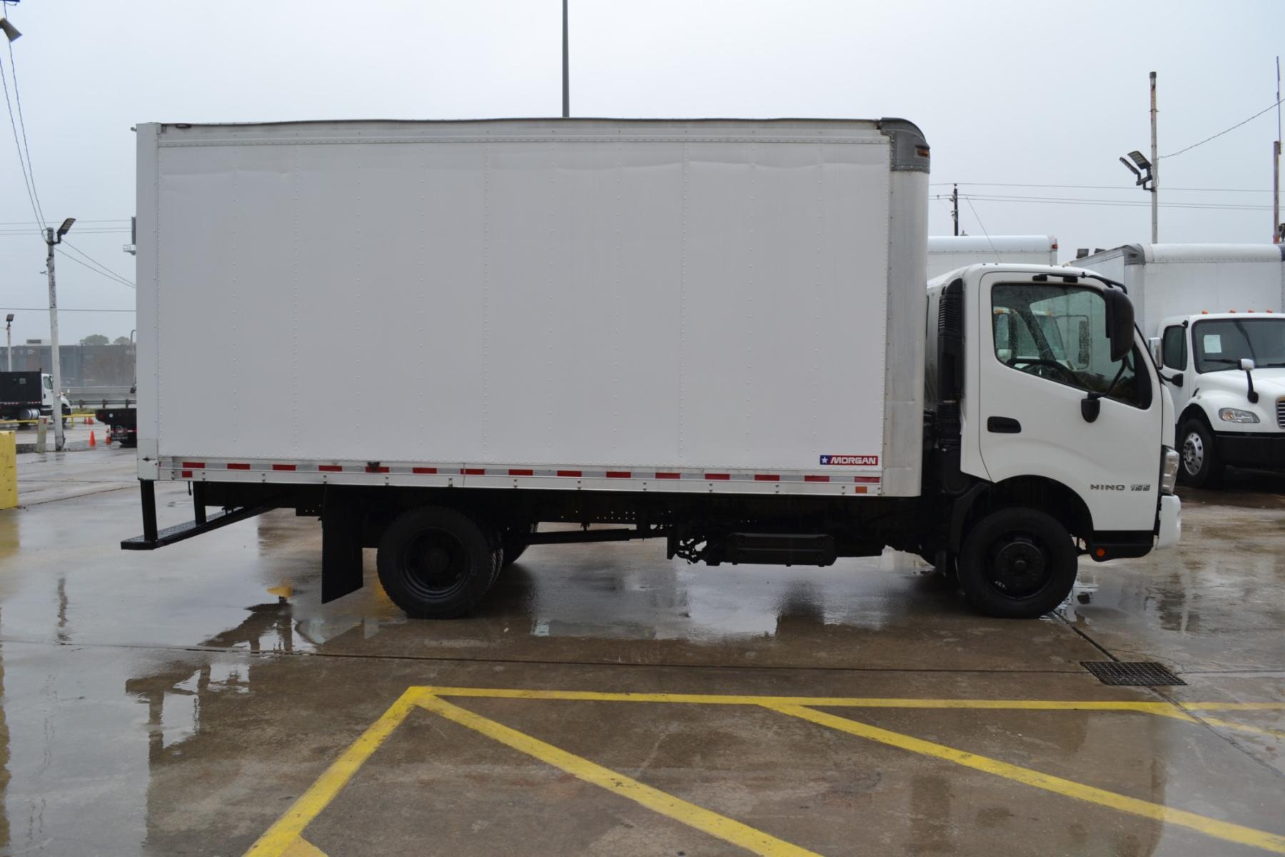 2019 WHITE HINO 155 with an JO5E-TP 5.1L 210HP TURBO CHARGED DIESEL engine, AISIN A465 6SPD AUTOMATIC transmission, located at 9172 North Fwy, Houston, TX, 77037, (713) 910-6868, 29.887470, -95.411903 - Photo #3